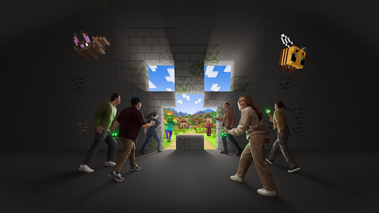 Baner Minecraft World pokazujący klasyczne postacie i moby zebrane pod kamiennym łukiem, otoczonym blokowymi drzewami i terenem.