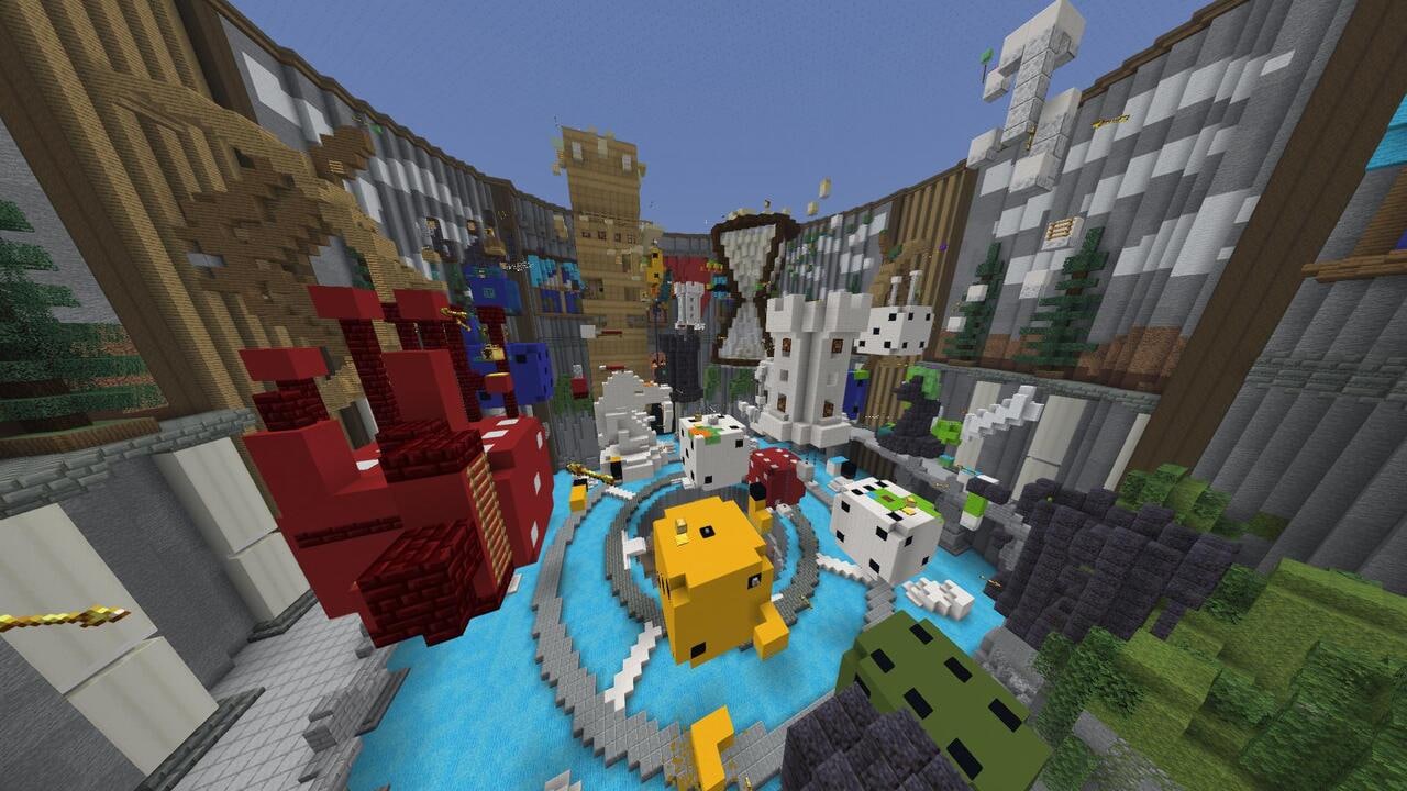 Kolorowa arena parkour w Minecrafcie, wypełniona gigantycznymi kostkami, figurami szachowymi, klepsydrami i strukturami inspirowanymi grami, wewnątrz dużego dziedzińca otoczonego murem.